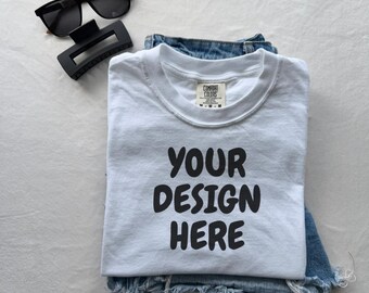 C1717 Wit mockup platliggend T-shirtmodel comfortkleuren mockup cc1717 Wit lifestyle-model comfortkleuren 1717 wit mockup-t-shirt gevouwen