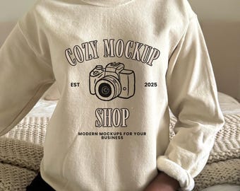Gildan 18000 Sand Model Mockup Gildan Sweatshirt Mockup Gildan 18000 Herfst Mockup Zand Gildan 18000 Mockup Zand Mockup Ronde Hals Sweatershirt Mockup