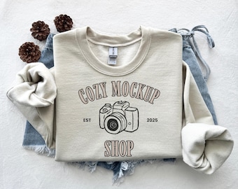 Gildan 18000 Sand Mockup Jesień Gildan 18000 Sand Sweatshirt Flat Lay Mockup Jesień Sezon Makieta Składany Okrągły Dekolt Gildan 18000 Flat Lay Mockup