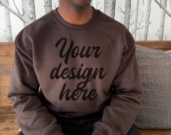 Maqueta de Gildan 18000 Dark Chocolate. Modelo masculino. Maqueta de sudadera Gildan marrón. Maqueta de Gildan 18000 Dark Chocolate. Maqueta de Gildan 18000 Crewneck.