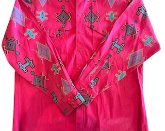 Könnte beinhalten: Ein leuchtend pinkfarbenes Hemd mit Knöpfen und langen Ärmeln. Das Hemd hat ein geometrisches Muster in Türkis, Grau und Gelb auf den Ärmeln und Schultern. Es hat zwei Brusttaschen und einen klassischen Kragen.