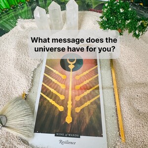 Gepersonaliseerde tarotkaart onthuld in een prachtige zandtuin. De begeleiding die je vandaag moet horen, die het licht en de steun van het universum bevestigt.