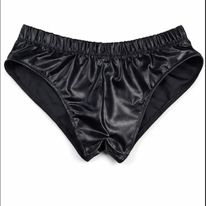 Op de afbeelding: Zwarte satijnen onderbroek met een elastische tailleband. De glanzende stof heeft een gladde textuur en een lichte glans. Het kledingstuk is ontworpen met een lage taille.