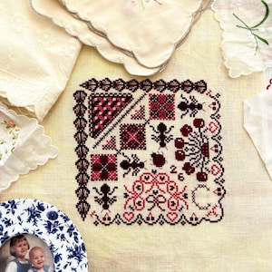 Puede incluir: Una colección de pañuelos bordados vintage y un muestrario de punto de cruz. El muestrario presenta un diseño geométrico con hilo rojo y negro, rodeado por un borde festoneado. Otros pañuelos tienen bordados florales.