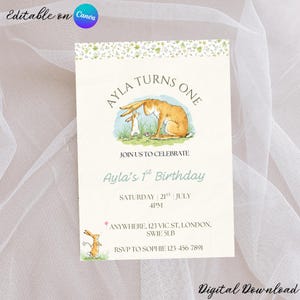 Puede incluir: Una invitación de cumpleaños color crema con el texto "Ayla Turns One" y "Ayla's 1st Birthday". La invitación presenta ilustraciones de liebres e incluye detalles del evento. También están presentes las palabras "Editable on Canva" y "Digital Download".