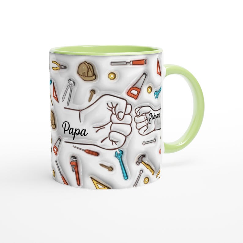 Puede incluir: Una taza de cer&aacute;mica blanca con asa e interior verde claro. La taza presenta un patr&oacute;n repetido de herramientas y la palabra "Papa" con un gr&aacute;fico de pu&ntilde;o. La taza es de tama&ntilde;o est&aacute;ndar.