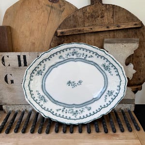 Piatto da portata vintage J&G Meakin "Rosalie" in pietra di ferro / Piatto da portata con bordo smerlato e decorazioni floreali in ceramica verde / Inghilterra, primi anni del 1900 / 13,5"