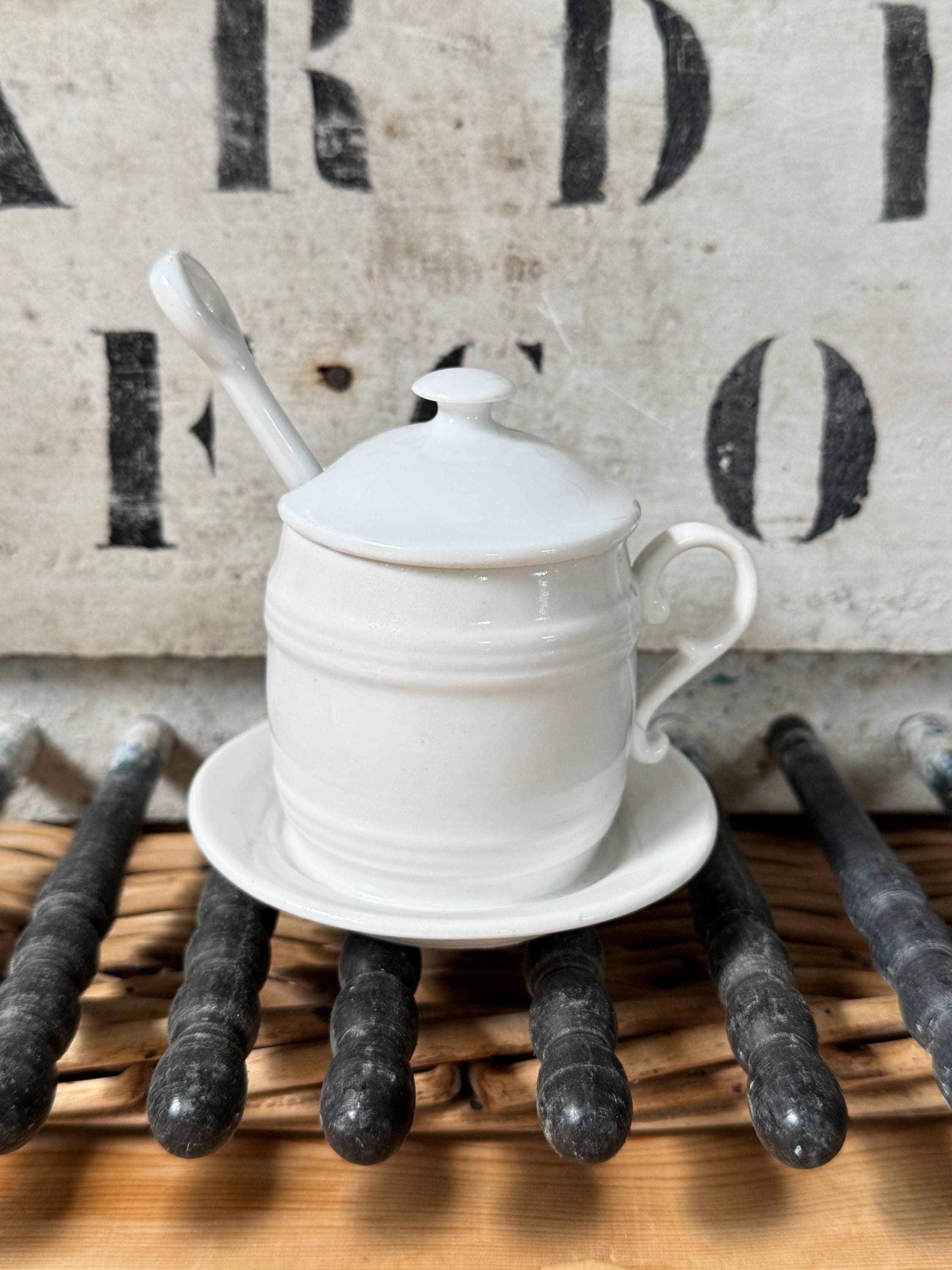 【美品】ホワイト陶磁器 ハンドル付きカップとソーサー　マスタードポット 美品】ホワイト陶磁器 ハンドル付きカップとソーサー マスタード