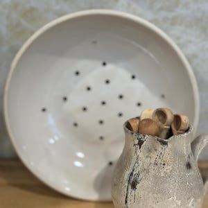 Vintage Franse keramische bessenzeef – 8,5” geglazuurd steengoed vergiet – Franse boerderij keukendecor