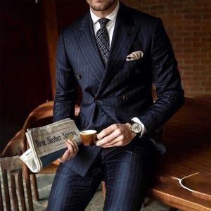 Chic Men’s Navy Pinstripe 2-Piece Suit – Double-Breasted Peak Lapel for Formal & Business Events