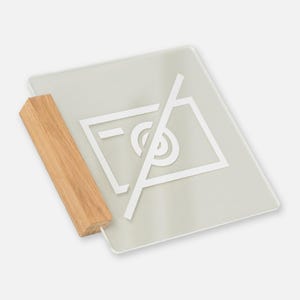 Letrero de pared acrílico moderno con soporte de madera, placa informativa personalizada para puertas de hoteles, apartamentos, oficinas o restaurantes, y uso interior.
