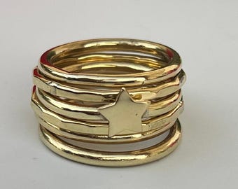 Conjunto de anillos apilables de metales mixtos: chapado en oro martillado y plata de ley.