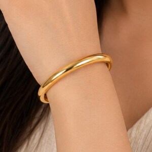 Brazalete redondo liso de oro de 14 quilates, brazalete minimalista tipo cúpula, pulsera clásica sin cierre.