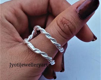Handgemaakte ring van gedraaid zilverdraad: verstelbare minimalistische boho-sieraden
