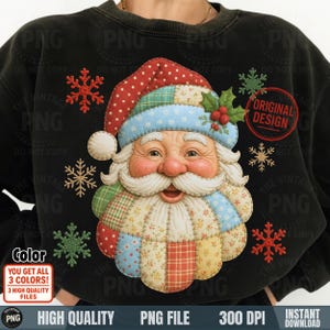 Peut inclure: Sweat-shirt noir avec un motif de Père Noël en patchwork. Le Père Noël porte un chapeau rouge, des détails bleus et verts et une barbe blanche. Le sweat-shirt présente également des flocons de neige et des baies de houx. Le texte "ORIGINAL DESIGN" est visible.