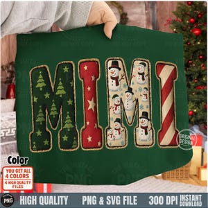 Puede incluir: Un diseño navideño verde con la palabra "MIMI" en letras grandes. Las letras están decoradas con árboles de Navidad, estrellas, muñecos de nieve y rayas rojas y blancas. El diseño está sostenido por una mano.