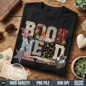 Op de afbeelding: Zwart T-shirt met de tekst "BOOK NERD" in patchwork-stijl. De letters zijn samengesteld uit diverse patronen, waaronder bloemen, luipaardprint en pagina's uit boeken. Een ster en hart sieren het ontwerp.
