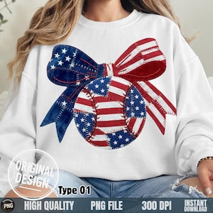 Puede incluir: Sudadera blanca con un diseño de béisbol con la bandera estadounidense, combinada con un lazo azul y un lazo rojo. El diseño incluye el texto "Original Design" y "Type 01".