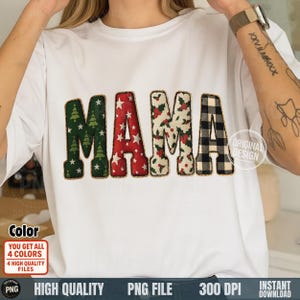 Könnte beinhalten: Weißes T-Shirt mit dem Wort "MAMA" in einem festlichen Design. Die Buchstaben zeigen Muster von Weihnachtsbäumen, Sternen, Stechpalmenbeeren und Büffelkaros. Das Shirt hat den Text "ORIGINAL DESIGN" und weiteren Text unten.