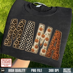Peut inclure: Sweat-shirt noir avec le mot "MAMA" dans un design patchwork. Les lettres présentent des imprimés léopard, un motif en damier noir et blanc et un motif citrouille. Le sweat-shirt est sur le thème de l'automne.