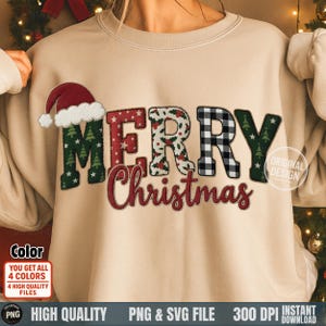 Könnte beinhalten: Beiges Sweatshirt mit dem Text "MERRY Christmas" in einem festlichen Design. Das Wort "MERRY" zeigt einen Weihnachtsmütze, Weihnachtsbäume und ein Karomuster. Das Wort "Christmas" ist in roter Schrift geschrieben. Das Design enthält den Text "ORIGINAL DESIGN".