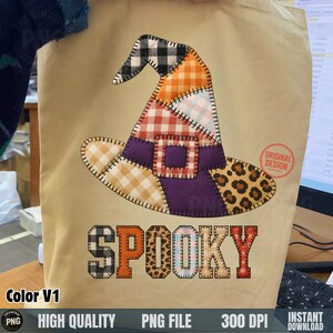 Puede incluir: Un bolso tote beige con un diseño de sombrero de bruja de retazos, con una hebilla morada y estampados de leopardo. La palabra "SPOOKY" se muestra en un estilo de retazos. El diseño incluye el texto "Color V1", "HIGH QUALITY", "PNG FILE", "300 DPI" y "INSTANT DOWNLOAD".