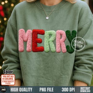 Puede incluir: Una sudadera verde salvia con la palabra "MERRY" en letras esponjosas y coloridas. Las letras son rosas, rojas, verdes y verde oscuro. La sudadera tiene cuello redondo y mangas largas. Las palabras "ORIGINAL DESIGN" están impresas a la derecha.