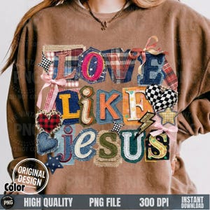 Könnte beinhalten: Braunes Sweatshirt mit dem Schriftzug "LOVE LIKE JESUS" in bunten Buchstaben im Patchwork-Stil. Das Design umfasst Herzen, Sterne und Blitze. Die Wörter "ORIGINAL DESIGN" und "Color" sind ebenfalls sichtbar.