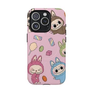 Bonita funda de teléfono Labubu Kawaii para una protección resistente, diseño divertido de dibujos animados para niños, regalo de cumpleaños, temática de dulces, colores pastel suaves.