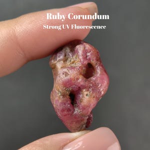 Komplex kristallmorfologi | 61,15 ct vietnamesisk naturlig rubinkorundprov