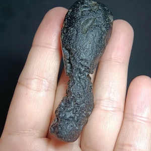 28.6g Dumbbell-Shaped Natural Tektite – Vietnam Meteorite for Collectors or Display