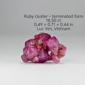 以下が含まれることがあります： ベトナム、ルックイェン産のピンク色のルビー結晶のクラスター、終端形。 宝石の重さは18.50 ctで、約1.24 x 1.80 x 1.12 cmです。 画像は鉱物の自然な形成を示しています。