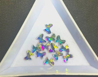 3 x 9 mm AB Bow Butterfly Shape Rhinestones 50 lub 100 sztuk | Wysoka jakość | Do zdobienia paznokci, nakładek, sztuki/rzemiosła | Srebrne płaskie kamienie