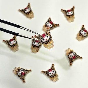 Apliques de unha Hello Kitty com estampa de leopardo e glitter: Hello Kitty, Pompom Purin e Kuromi para fazer você mesma - 10 peças