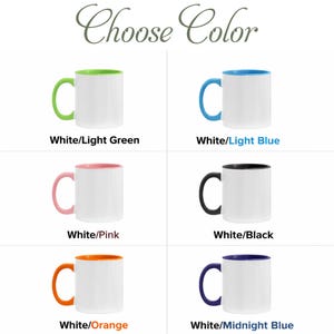 Peut inclure: Pr&eacute;sentation de tasses en c&eacute;ramique blanches avec des poign&eacute;es et des int&eacute;rieurs color&eacute;s. Les couleurs disponibles sont vert clair, bleu clair, rose, noir, orange et bleu nuit. Le texte "Choose Color" est en haut.