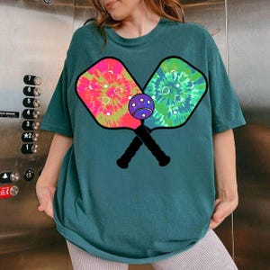 Bunte Tie Dye Pickleball Paddles Ball Icon Design Png, Spieltag Png, trendiges Shirt Design, sofort Download