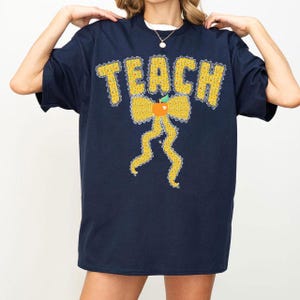 Coquette TEACH Lazo rosa de encaje PNG, Lazo de maestra preppy PNG, Primer día de clases PNG, Manzana Coquette PNG, Maestra Png, Regreso a clases
