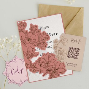 Op de afbeelding: Een trouwkaartenset bestaande uit een witte kaart met een oudroze bloemenillustratie, een bijpassende RSVP-kaart met QR-code, een klein roze label met de naam Evelyn en een beige envelop. De tekst bevat Please join, Steve, RSVP.