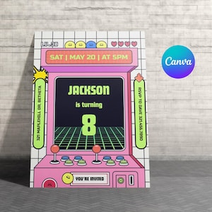 Könnte beinhalten: Eine rosa-weiße Geburtstagseinladung im Arcade-Stil. Die Einladung lautet "JACKSON wird 8" und enthält das Datum "SA | 20. MAI | UM 17 UHR". Das Design umfasst pixelige Grafiken und den Text "DU BIST EINGELADEN".
