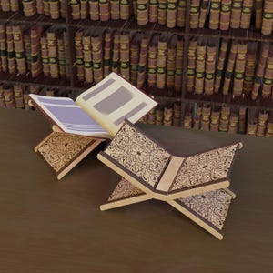 Pode incluir: Dois atriles de madeira com padrões ornamentados e rodopiantes são exibidos sobre uma superfície de madeira. Um atril sustenta um livro aberto com páginas creme e azul claro. O fundo apresenta uma biblioteca com inúmeros livros antigos.