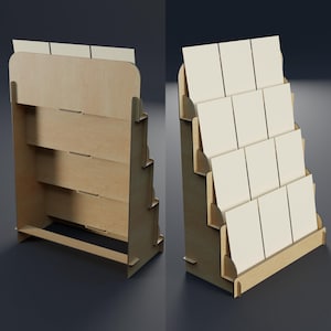 K&ouml;nnte beinhalten: Ein h&ouml;lzerner Pr&auml;sentationsst&auml;nder mit mehreren Regalen und einem Stufendesign. Der St&auml;nder ist aus hellfarbenem Holz gefertigt und f&uuml;r Karten oder andere kleine Gegenst&auml;nde konzipiert. Der St&auml;nder wird leer und mit wei&szlig;en Karten gezeigt.