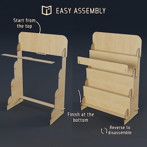 K&ouml;nnte beinhalten: Zwei Bilder zeigen den Aufbau eines Holz-Ausstellungsst&auml;nders. Der St&auml;nder hat mehrere Regale und ist aus hellfarbenem Holz gefertigt. Der Text lautet "EASY ASSEMBLY", "Start from the top" und "Finish at the bottom".