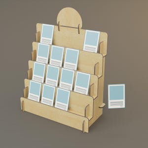 Może przedstawiać: Drewniany stojak wystawowy z wieloma schodkowymi półkami, mieszczący kilka jasnoniebieskich i białych kart. Stojak ma naturalne drewniane wykończenie i półokrągły wierzch. Jedna karta jest oddzielona od stojaka.