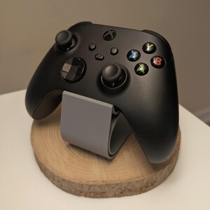 Universal Controller Stand – Minimalist Gaming Desk Holder (PLA)