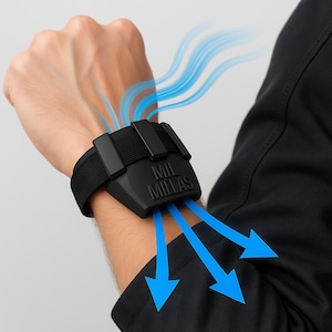 Könnte beinhalten: Schwarzes, am Handgelenk getragenes Gerät mit dem Text "MIL MILLAS" und blauen Luftstrompfeilen. Das Gerät wird mit einem schwarzen Riemen befestigt und am Handgelenk einer Person getragen. Das Gerät scheint ein Kühl- oder Belüftungsprodukt zu sein.