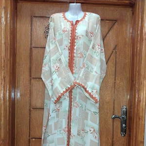 Antique Moroccan Kaftan – 1990s Boussleem Fabric – Floral Beige Robe