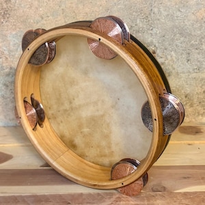 Pandereta de 23 cm (~9”) hecha a mano/tambor pequeño con marco sonajero/piel de cabra/teca/arce reutilizados/platillos de acero inoxidable y cobre forjados y cortados a mano