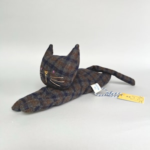 布製の猫のぬいぐるみ。ハンドメイドのアップサイクルウールのぬいぐるみ。世界に一つだけのぬいぐるみ。ベビーシャワーのギフト。育児玩具としても最適です。