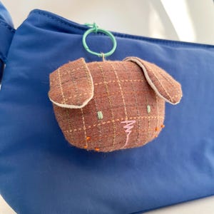 Handgemaakte hondensleutelhanger. Puppytashanger van zachte stof. Geüpcycled schattige sleutelhanger, OOAK-cadeau