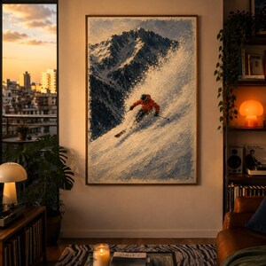 Può includere: Una grande opera d'arte da parete rettangolare incorniciata che presenta un dipinto a olio di uno sciatore con una giacca arancione brillante che scia sulla neve bianca profonda su un ripido pendio montuoso, con cime rocciose blu scuro.